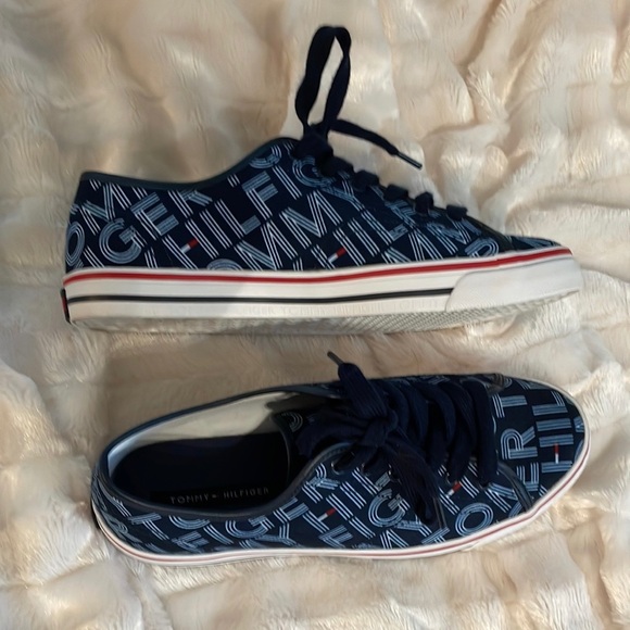 Tommy Hilfiger lace up sneakers - Picture 6 of 8
